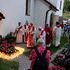 Neben den zwei Jägerstätter-Töchtern, weiteren Verwandten und Pfarrangehörigen nahmen die internationalen Pilger:innen an der Messfeier teil, die mit der traditionellen Lichterprozession zur Grabstätte von Franz und Franziska Jägerstätter abgeschloss